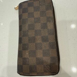 $150 used authentic LOUIS VUITTON Zippy Wallet